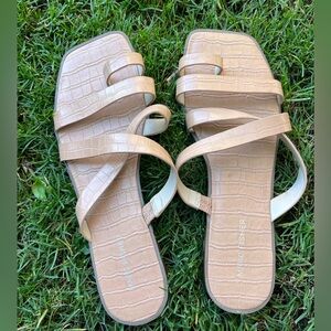 Marc Fisher Alligator Print Beige Minimal square toe sandals •toe loop straps